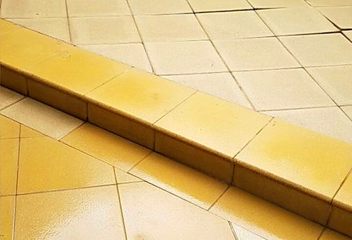 Kunstharzfuge auf Pflasterfläche rund ums Haus