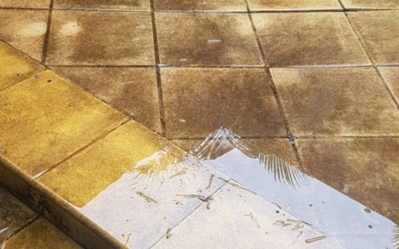 Vorher Terrasse mit ruhigerem Fugenbild